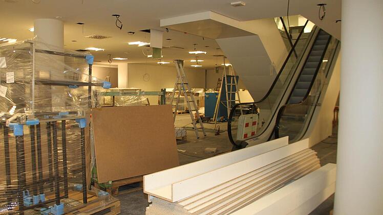 Die Rolltreppe ist schon eingebaut. Jetzt sind die Ladenbauer am Zug.