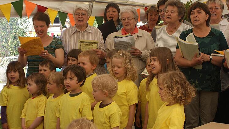Der Gesangverein Heldritt singt mit den Kindern zur Begrüßung.  Foto: Stefanie Karl