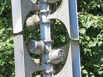 Die Sirene am Kellerwald über dem Dach des Greif-Kellers  Foto: Judith Rziha