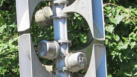 Die Sirene am Kellerwald über dem Dach des Greif-Kellers  Foto: Judith Rziha