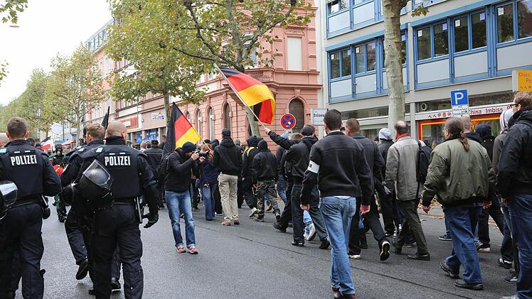 Begleitet von Buh-Rufen. Foto: Barbara Herbst