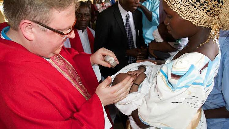 Pfarrer Thomas Ringer bei der Taufe