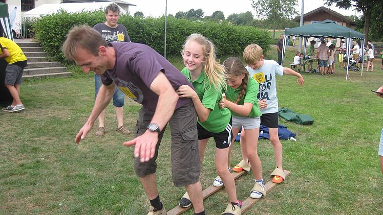 Auch Marktgemeinderat Jochen Henz war aktiv dabei, ihm zur Seite stehen Sarah Henz, Anna-Maria Hahn und Julian Henz. Foto: Beatrix Lieb