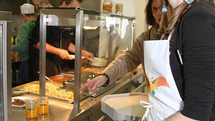 Carolina Gebert servierte beim Tag der Schulverpflegung .