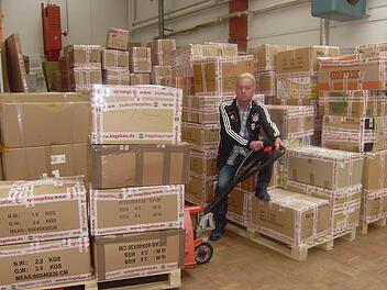 Dieter Wolf bei der Vorbereitung eines Hilfstransports für die Katastrophenregion in der Ukraine. Foto: privat