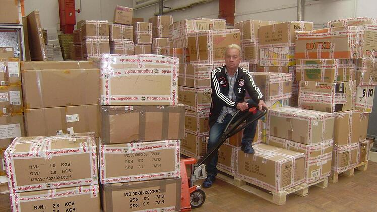 Dieter Wolf bei der Vorbereitung eines Hilfstransports für die Katastrophenregion in der Ukraine. Foto: privat