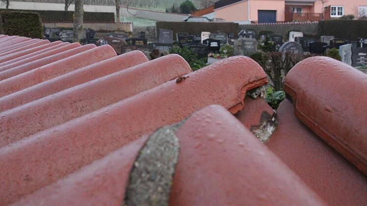 Teile der Friedhofsmauer in Wirmsthal sollen im kommenden Jahr saniert werden.  Foto: Anja Greiner