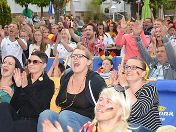 Bei der WM 2014 jubelten Fans unter anderem am Bad Kissinger Café "Salinenblick", die Leinwand von dort steht heuer auf dem Stadtstrand. Foto: Archiv/Rauch