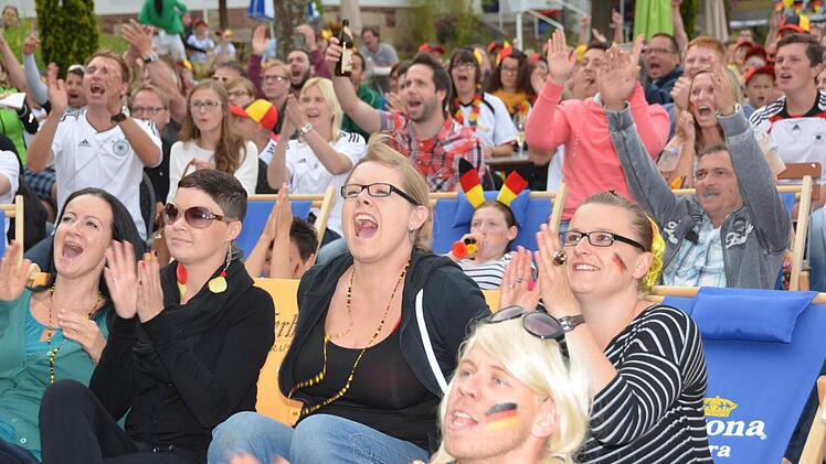 Bei der WM 2014 jubelten Fans unter anderem am Bad Kissinger Café "Salinenblick", die Leinwand von dort steht heuer auf dem Stadtstrand. Foto: Archiv/Rauch