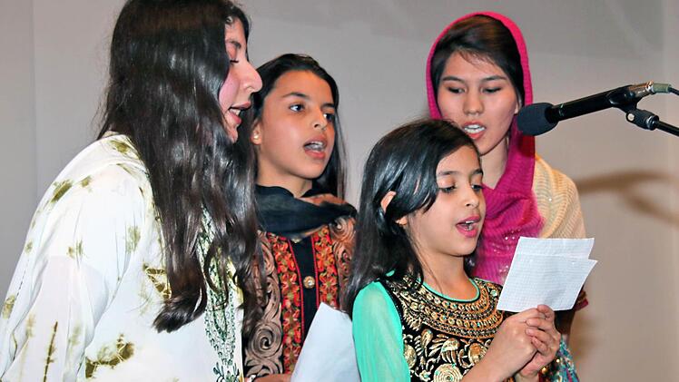 Bewohner der Gemeinschaftsunterkunft stellten sich in der Alten Aula vor.  Foto: Dieter Britz