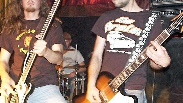 Seit 20 Jahren geht im Seubersdorfer Feuerwehrstadel der Punk ab. Beim Jubil&auml;umsfestival lassen es die "Fastbeat Superchargers" aus Bamberg wieder krachen.  Foto: Stephan St&ouml;ckel