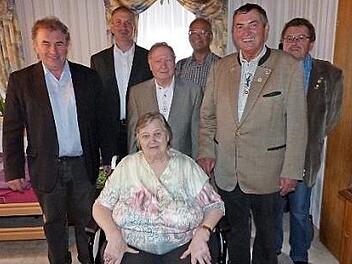 Siegfried Beyer, Siegfried Welsch, Erika und Heinz Grabow, Robert Thern, Erhard Hildner und Reinhold Bär (von links) bei der Geburtstagsfeier.  Foto: Klaus-Peter Wulf