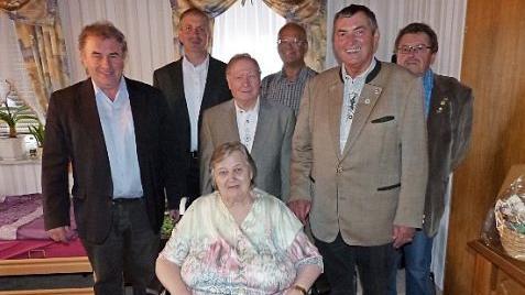 Siegfried Beyer, Siegfried Welsch, Erika und Heinz Grabow, Robert Thern, Erhard Hildner und Reinhold Bär (von links) bei der Geburtstagsfeier.  Foto: Klaus-Peter Wulf