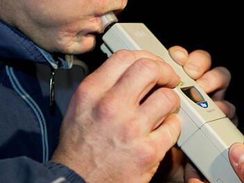 1,6 Promille Alkohol im Blut hatte ein Mann, als er auf der Thurnauer Markplatz einen Unfall baute und danach die Flucht ergriff Symbolfoto: Uli Deck/dpa