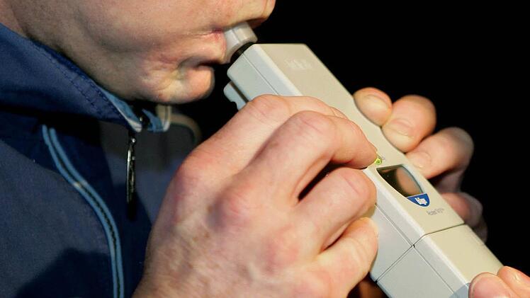 1,6 Promille Alkohol im Blut hatte ein Mann, als er auf der Thurnauer Markplatz einen Unfall baute und danach die Flucht ergriff Symbolfoto: Uli Deck/dpa