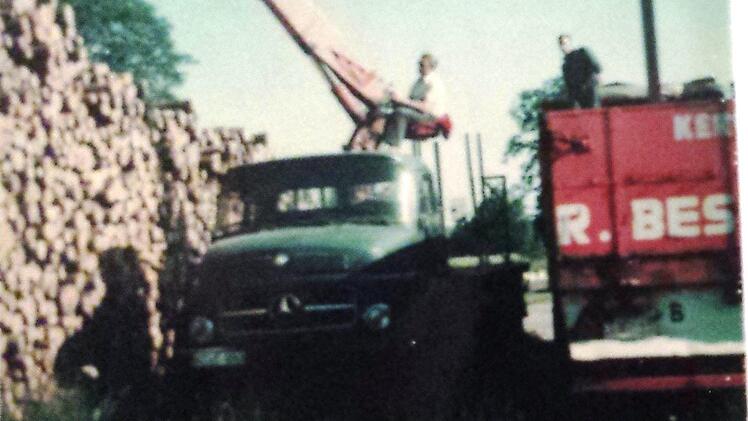 Edmund Wicklein verlädt das Holz mit einem Mini-Kran auf seinem Mercedes-Lkw. Foto: Archiv Tobias Wicklein