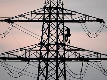 Mitten im morgendlichen Stress waren am Freitagmorgen  Teile des Adelsdorfer Ortsteiles Aisch ohne Strom und Wasser. Symbolbild: Armin Weigel/dpa