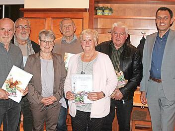 Vorsitzende Susanne Knauer-Marx (3. von links) und Bürgermeister Jörg Neubauer (rechts) mit den anwesenden Jubilaren (von links) Jürgen Girsig, Bernd Schneider, Gerhard Bohl, Dora Vießmann, Helmut Wagner