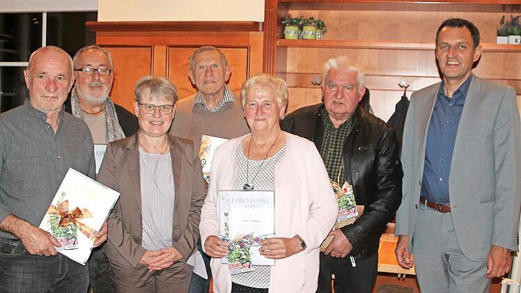 Vorsitzende Susanne Knauer-Marx (3. von links) und Bürgermeister Jörg Neubauer (rechts) mit den anwesenden Jubilaren (von links) Jürgen Girsig, Bernd Schneider, Gerhard Bohl, Dora Vießmann, Helmut Wagner