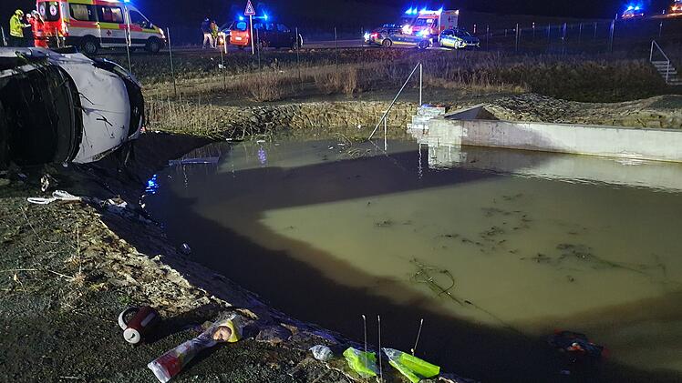 Autofahrerin kommt von der B286 bei Oerlenbach ab