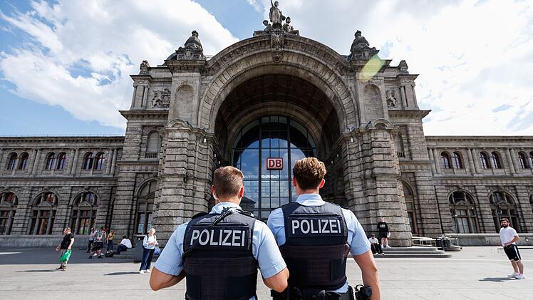 Polizisten am Nürnberger Hauptbahnhof