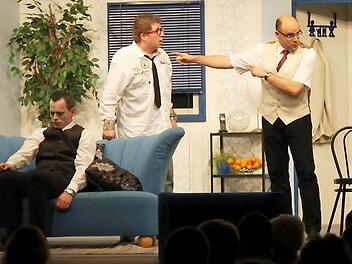 Die Leiche Albert (Manuel Ditzel) sitzt auf der Couch, während Willi (Harald Stelzner), Friedhelm (Michael Hergenröther) und Doris (Nicola Kretz) diskutieren.   Fotos: Steffen Vetter