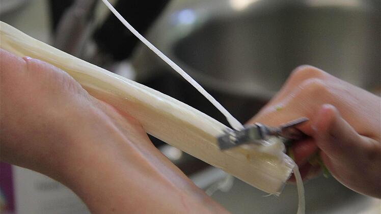 Spargelschälen gehört in diesen Tagen zum Geschäft, bei den Köchen allemal und bei der Stadtmeisterschaft der Köche natürlich auch. Fotos: Gerd Schaar