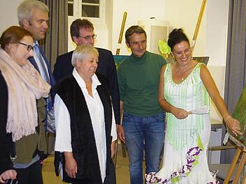 Kathrin Nowitzki, die Bürgermeister Timo Ehrhardt und Sven Mechtold, Sigrid Hanke sowie Kursleiter Martin Ludwig betrachten das Bild "Einblick verbindet" von Sonja Schmidt. Foto: Heike Schülein