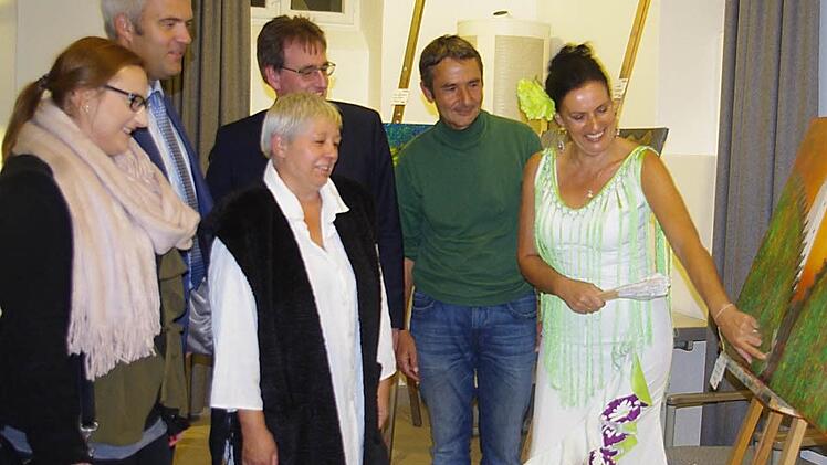 Kathrin Nowitzki, die Bürgermeister Timo Ehrhardt und Sven Mechtold, Sigrid Hanke sowie Kursleiter Martin Ludwig betrachten das Bild "Einblick verbindet" von Sonja Schmidt. Foto: Heike Schülein