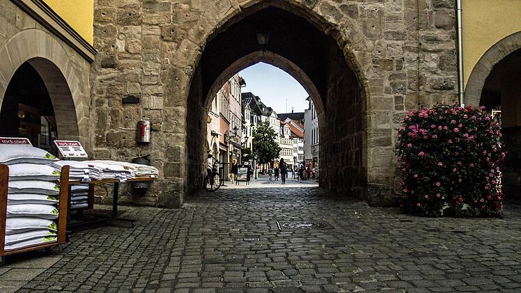 Blick durch das Coburger Spitaltor Richtung Spitalgasse um 18 Uhr. Langsam leert sich die Stadt wieder.Foto: Jochen Berger