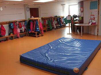 Das wird nicht mehr lange so sein: Durch den Anbau erhält dien Gundelsheimer Kindertagesstätte mehr Raum, so dass an der Garderobe nicht mehr gespielt werden muss. Foto: Anette Schreiber