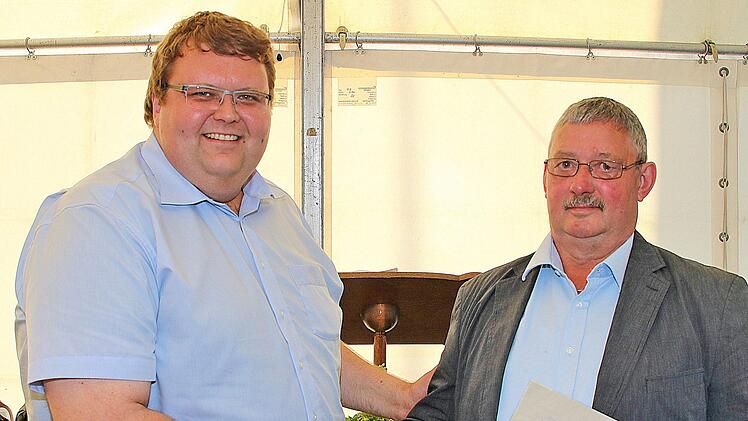 Der zweite Bürgermeister Matthias Trägner (links) gratulierte den Sportfreunden Althausen zum 40jährigen Bestehen und überreichte dem Vorsitzenden Bruno Herf (rechts) ein Umschlag mit einer Spende. Foto: Dieter Britz