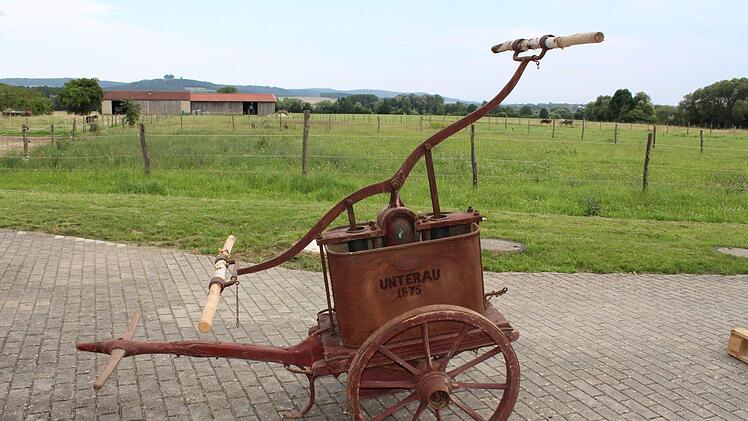 Die Feuerspritze aus dem Jahr 1875 trug noch die Aufschrift "Unterau".Geschichtsfreunde