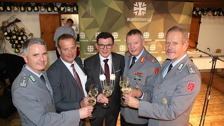 Beim diesjährigen Neujahrsempfang von Bundeswehr und Stadt stießen (von links) der neue Standortälteste Oberst Stefan Josef Leonhard, Matthias Hümmler, Leiter des Bundeswehrdienstleistungszentrums, Bürgermeister Armin Warmuth, General Michael Matz, Kommandeur Ausbildungszentrum Infanterie, und Oberst Werner Klaffus, Kommandeur des VN-Ausbildungszentrums, an. Foto: Ralf Ruppert