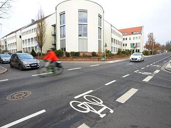 Optisch markant und psychologisch wirksam: der Fahrrad-Sicherheitsstreifen in der Bad Kissinger Erhardstra&szlig;e.  Fotos: Siegfried Farkas