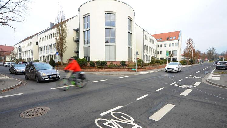 Optisch markant und psychologisch wirksam: der Fahrrad-Sicherheitsstreifen in der Bad Kissinger Erhardstra&szlig;e.  Fotos: Siegfried Farkas