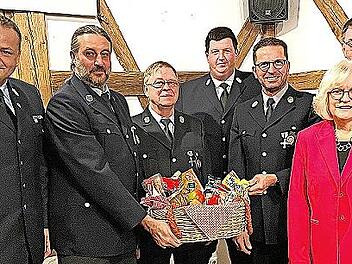 Wilhelm Teig (Bildmitte) wurde zum Ehrenmitglied der Feuerwehr Pr&uuml;gel ernannt.
