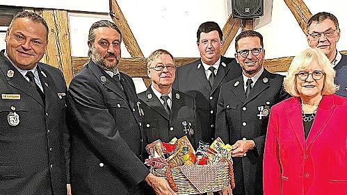 Wilhelm Teig (Bildmitte) wurde zum Ehrenmitglied der Feuerwehr Pr&uuml;gel ernannt.