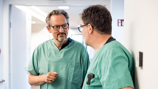 Eckart von Hirschhausen l&auml;sst sich von dem Diabetologen Dr. Jan Theil (rechts) erkl&auml;ren, wie stark Zucker s&auml;mtliche Organe und Blutgef&auml;&szlig;e im K&ouml;rper sch&auml;digt.