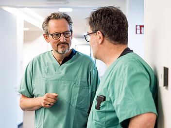 Eckart von Hirschhausen l&auml;sst sich von dem Diabetologen Dr. Jan Theil (rechts) erkl&auml;ren, wie stark Zucker s&auml;mtliche Organe und Blutgef&auml;&szlig;e im K&ouml;rper sch&auml;digt.