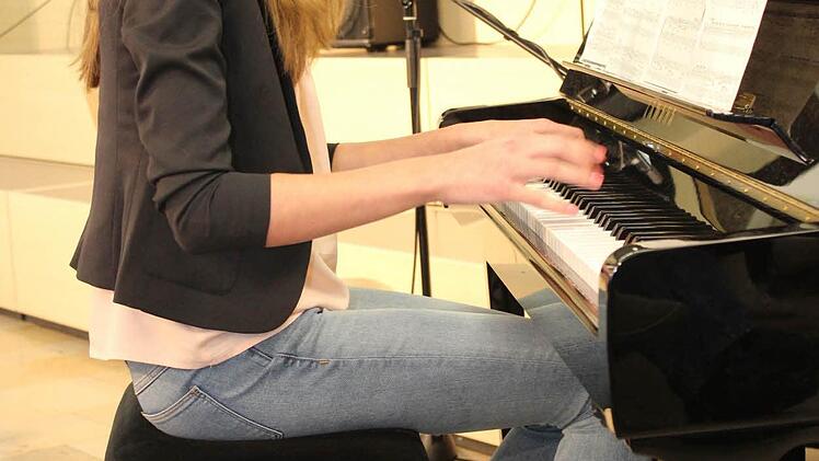 Eva Distler am Klavier