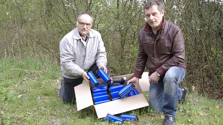 Alfred Kippes und Martin Volpert (v. l.) wollen mit ihren Kameraden 220 blaue Reflektoren an Wildunfall-Schwerpunkten anbringen, wie zum Beispiel an der "Kastanienallee" auf der Staatsstraße nach Greßthal.  Foto: Ehling
