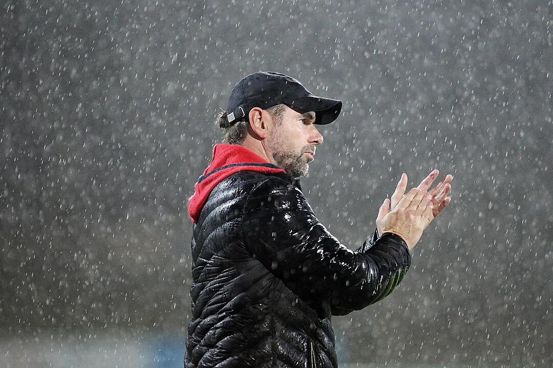 FC E Bbg gg Kickers Wbg 061015 05 Tr Hollerbach im Regen