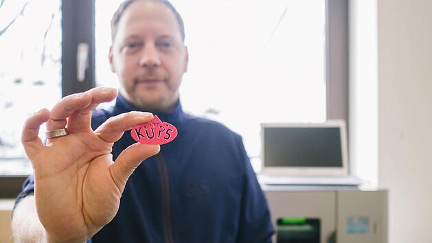 So kann es aussehen: Techniklehrer Ralf Heydemann zeigt einen Schl&uuml;sselanh&auml;nger, der mit dem neuen 3D-Drucker hergestellt wurde. Bis zu einer Gr&ouml;&szlig;e von 15 Zentimetern kann mit diesem jeder Gegenstand aus einem speziellen Kunststoff ausgedruckt werden. Foto: Marian Hamacher