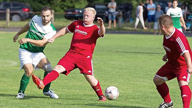 TSV Weißenbrunn - FC Stockheim: Christopher Ramming kann in dieser Szene für die Stockheimer auf 1:2 verkürzen; zum Remis reicht es im Spitzenspiel allerdings nicht mehr. Foto: Heinrich Weiß