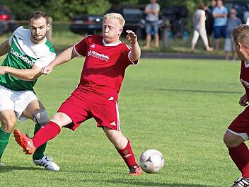 TSV Weißenbrunn - FC Stockheim: Christopher Ramming kann in dieser Szene für die Stockheimer auf 1:2 verkürzen; zum Remis reicht es im Spitzenspiel allerdings nicht mehr. Foto: Heinrich Weiß