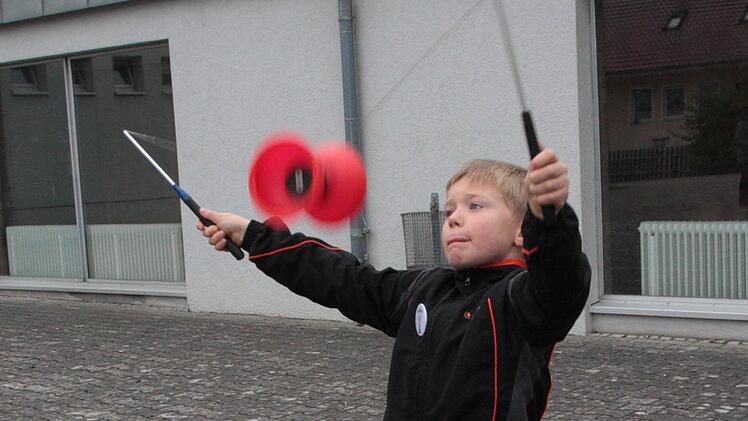 Der Umgang mit dem Diabolo ist gar nicht so einfach.  Foto: Josef Hofbauer