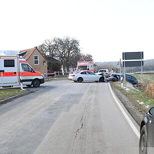 Frontalcrash nach Vorfahrtsmissachtung – Auto landet im Graben