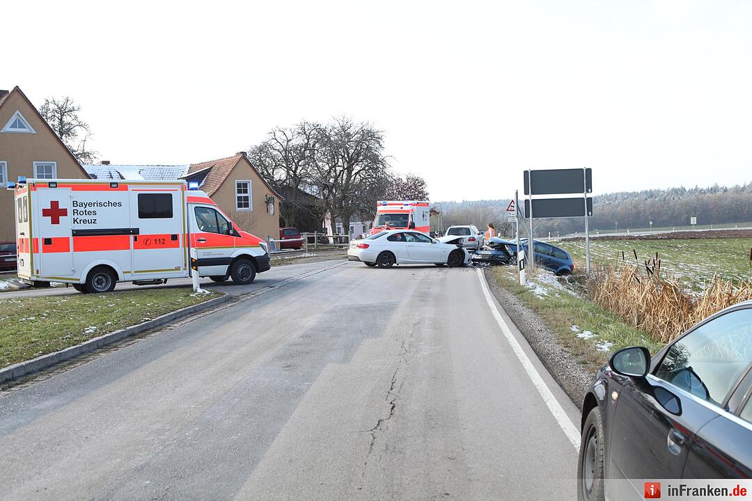 Frontalcrash nach Vorfahrtsmissachtung – Auto landet im Graben