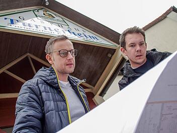 Jörg Schnappauf (l.) und Matthias Foidl planen die Zukunft des Turnerheims. Foto: Marco Meißner